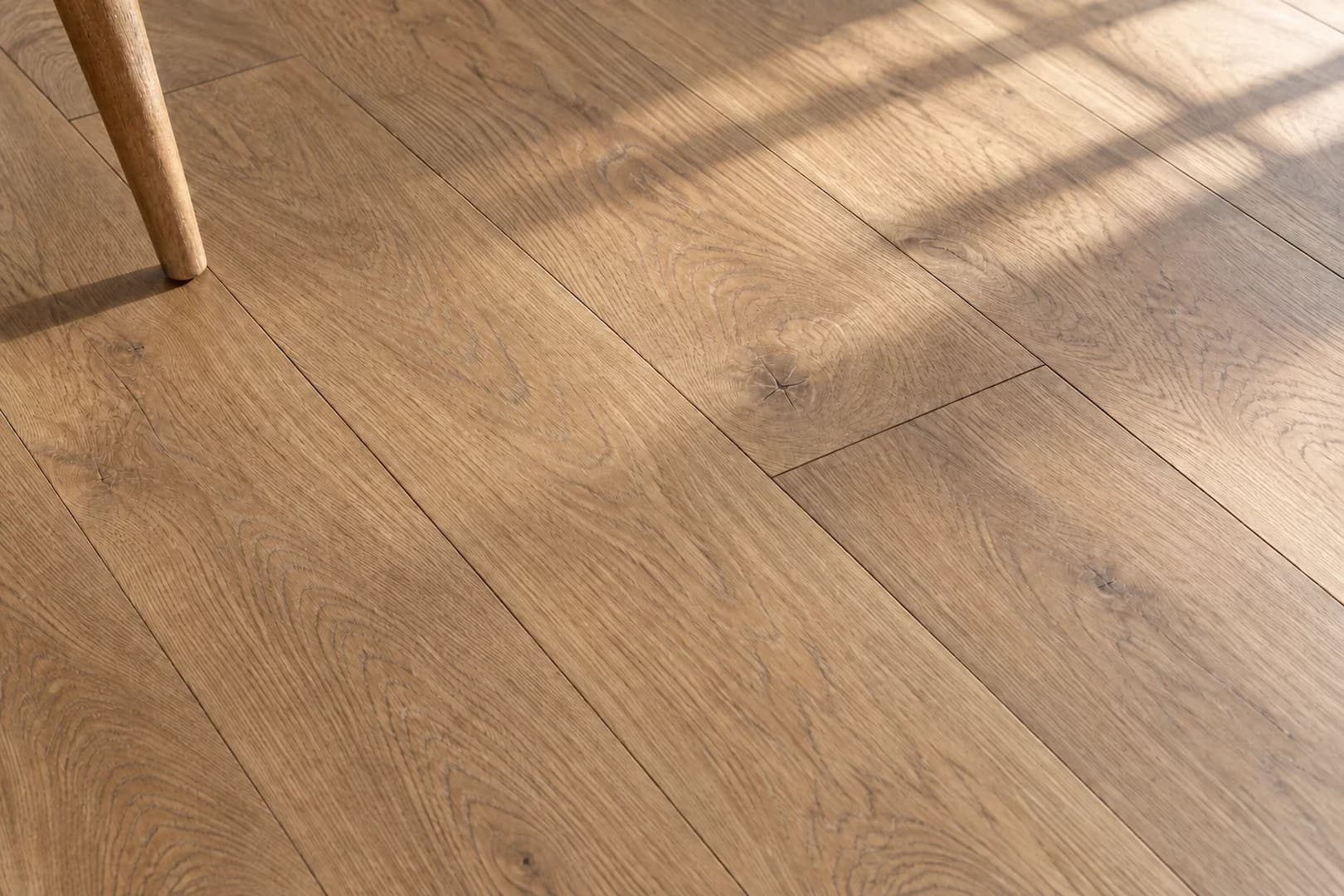 Close view of natural oak boards with staggered joints and a clean room edge